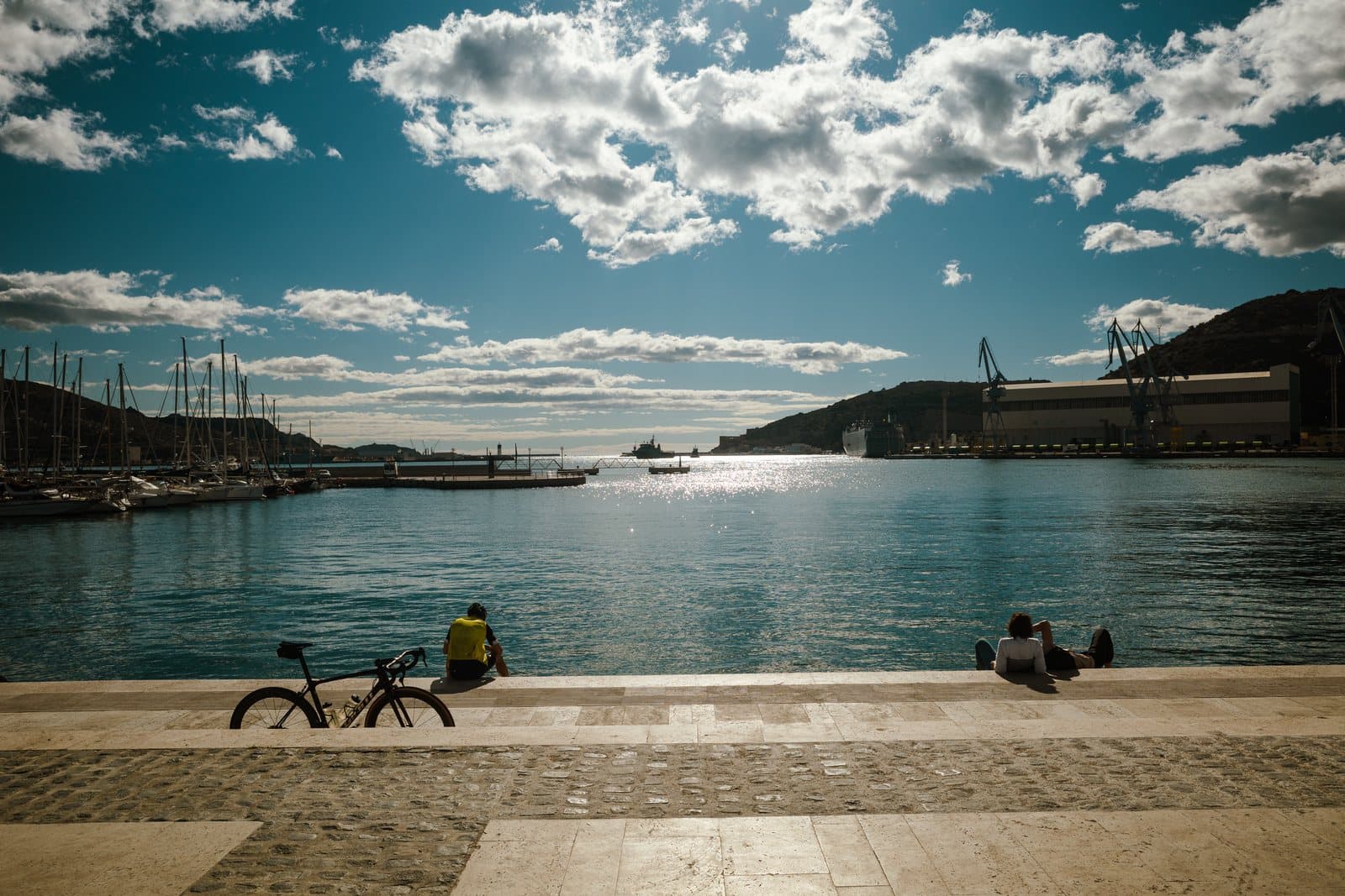 De haven van Cartagena met de baai en de bergen erachter