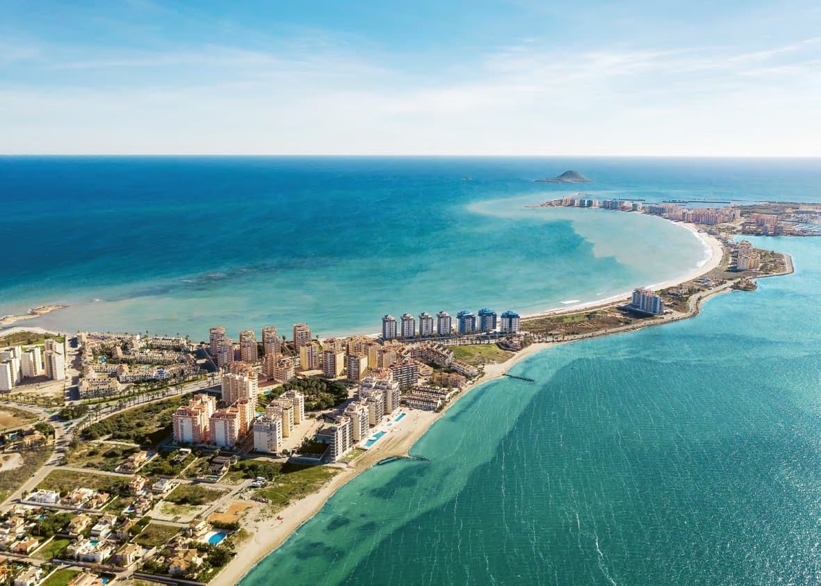 Luchtfoto van de landtong La Manga tussen de Mar Menor en de Middellandse Zee