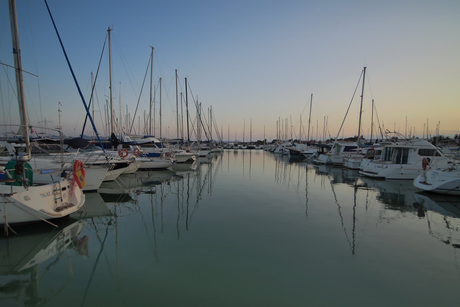 Jachten in de haven van Los Alcázares bij zonsopgang