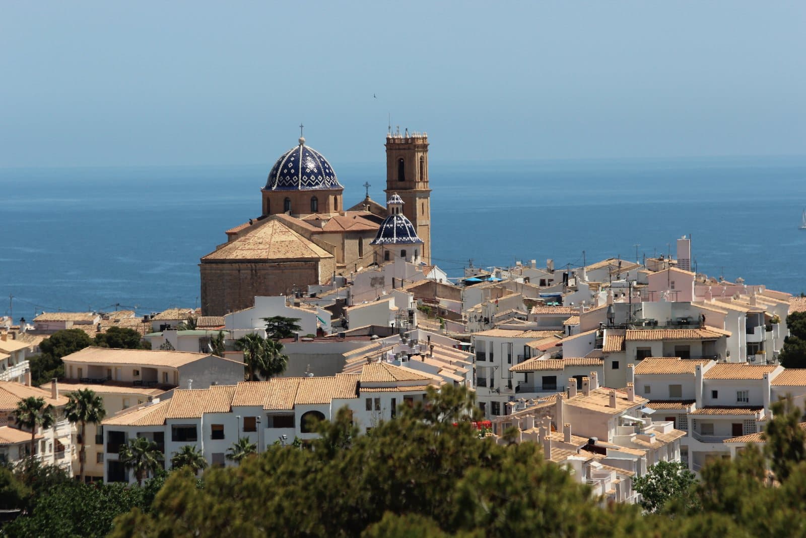 De oude stad van Altea met de blauwe koepelkerk boven de Middellandse Zee