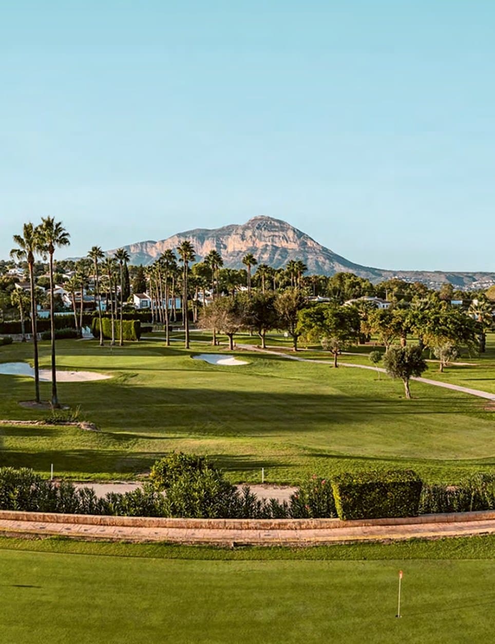 Fairway van Club de Golf Jávea met de bergen op de achtergrond