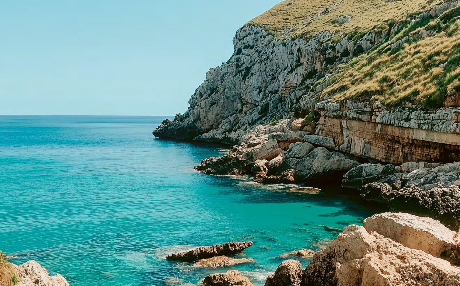 Turquoise baai met kliffen aan de kaap Cap de la Nau bij Jávea