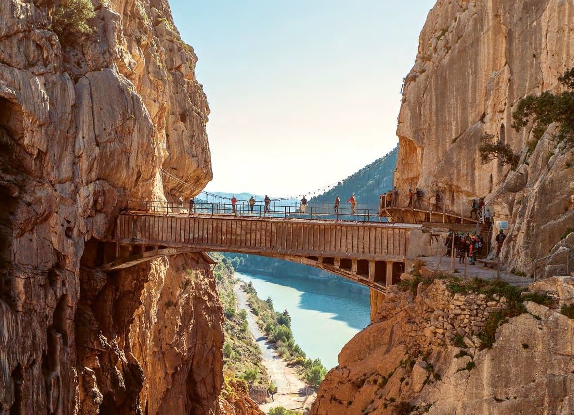 Het wandelpad van de Caminito del Rey langs de rotswanden