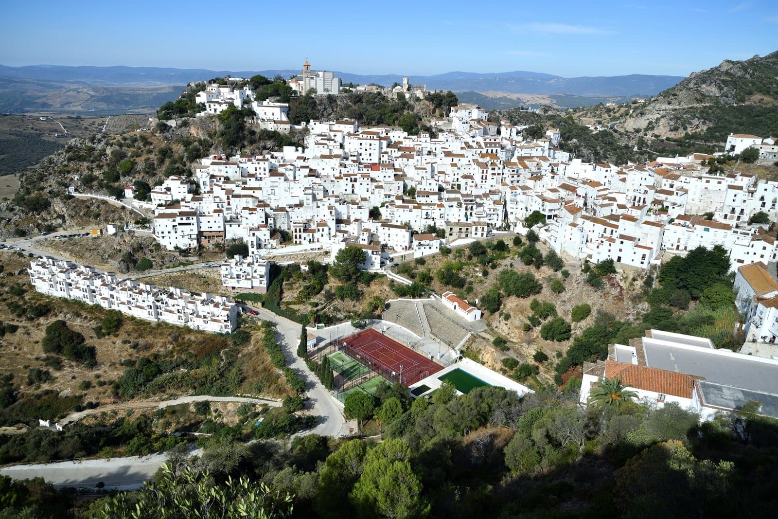 Het witte dorp Casares tegen de heuvels van de provincie Málaga