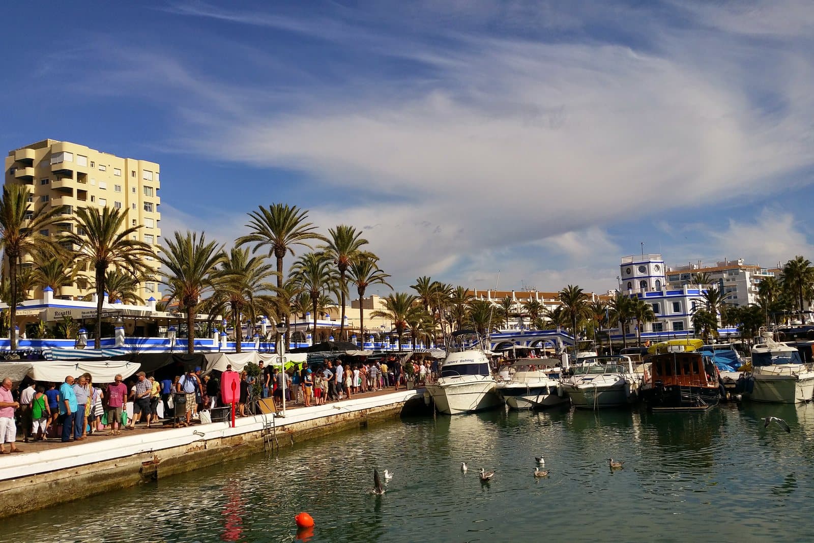 De haven van Estepona met boten en de markt op de kade