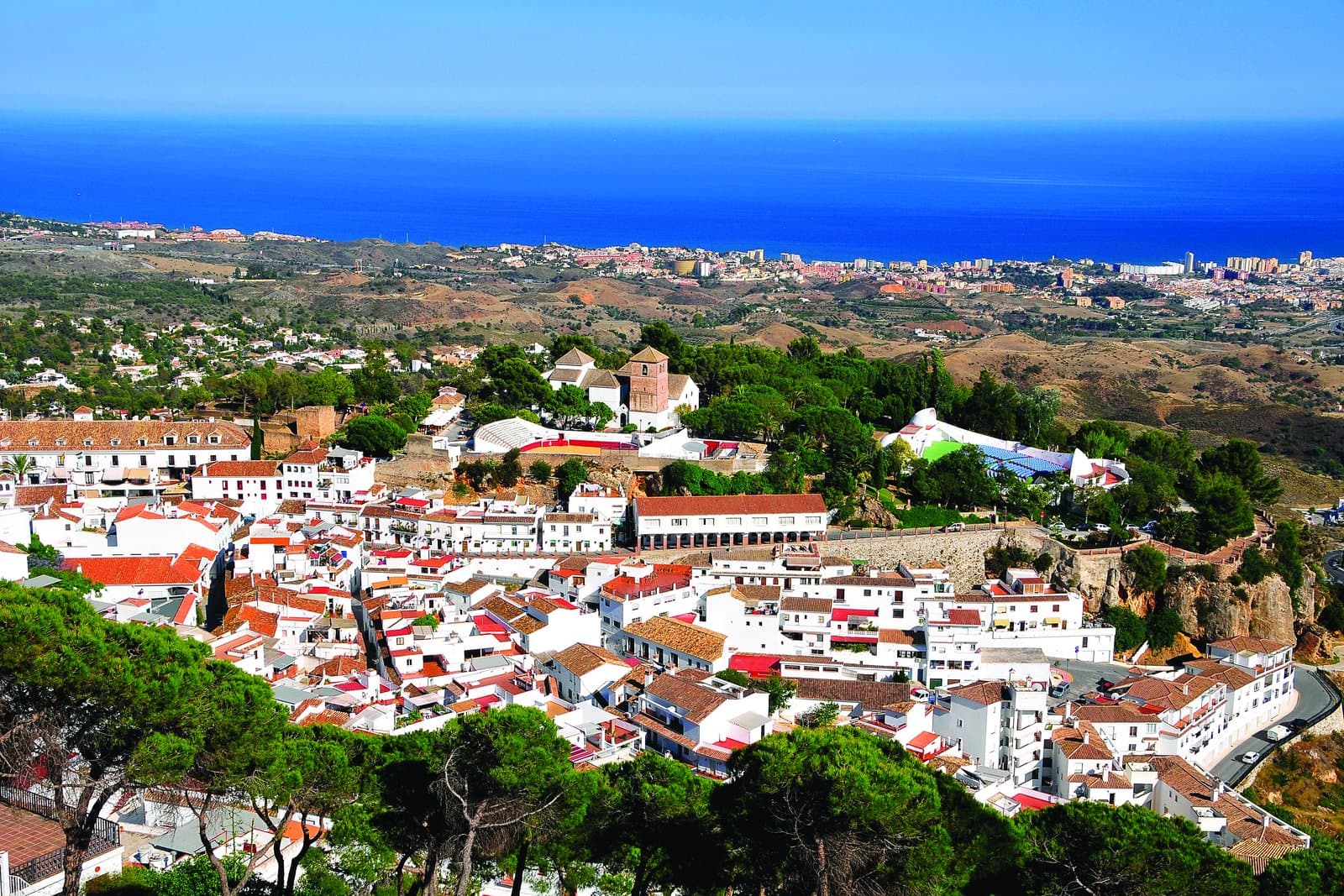 Het witte bergdorp Mijas met uitzicht over de Middellandse Zee