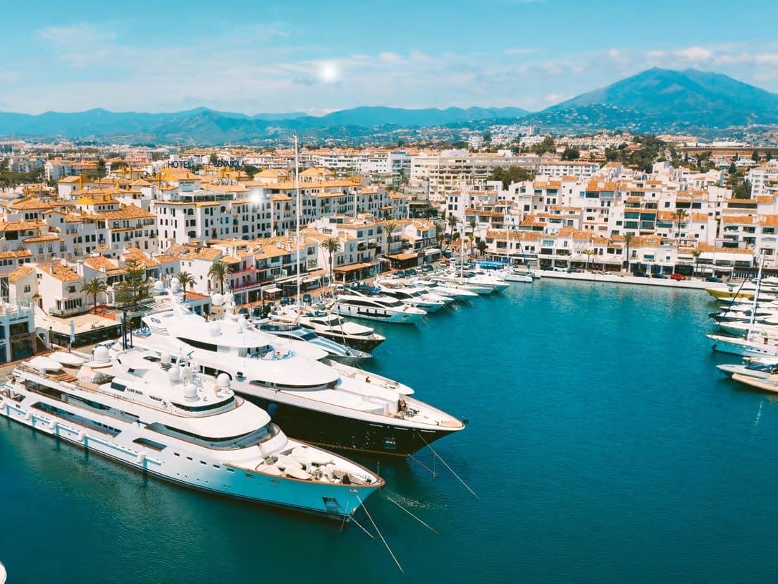 Luchtfoto van de jachthaven Puerto Banús in Marbella