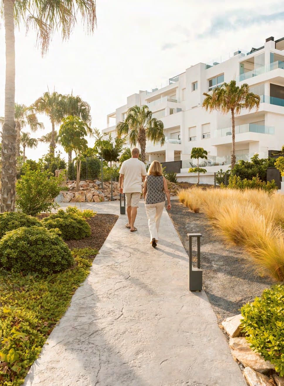Wandelpad door de tuinen van een resort met palmen